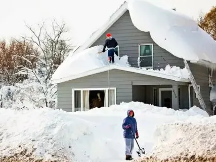 Фото №0 убираем снег с крыш