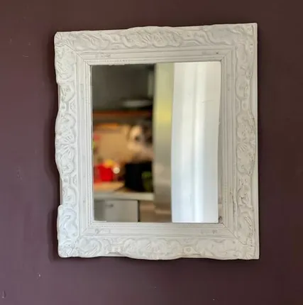 Фото №0 Зеркало в резной деревянной раме 43х37 см