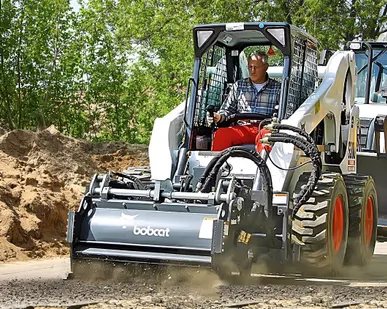 фото Аренда BobCat S650HF мини-погрузчик с фрезой для ямочного ремонта.