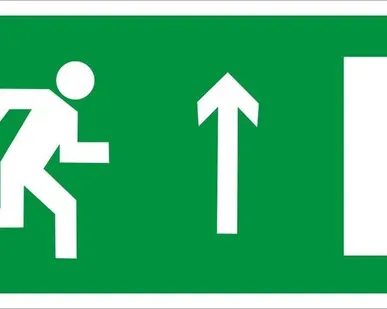 фото Знак E11 «Направление к эвакуационному выходу прямо» (пластик)