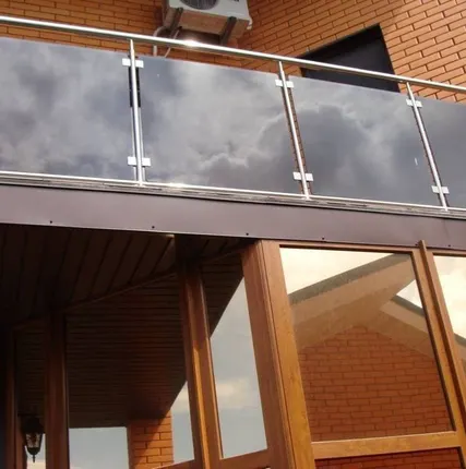 Фото №0 Перила со стеклом, пластинчатые стеклодержатели