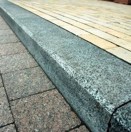 Фото №0 Установка бордюров и гранитного бортового камня