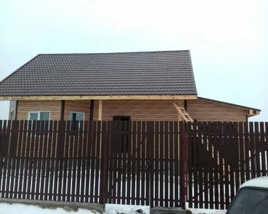 фото Монтаж забора из металлоштакетника с бетонированием столбиков