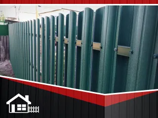 фото Установка забора из металлического штакетника Nova Lux в шахматном порядке