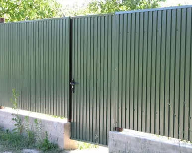 фото Установка калитки из профлиста ширина 1,5 м