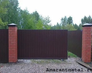 фото Откатные ворота с кирпичными столбами