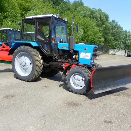 Фото №0 Трактор Беларус-82.1 в комплектации с отвалом и щеткой