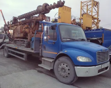 фото Услуги эвакуатора автотехники Freightliner MM106042S до 9 т.