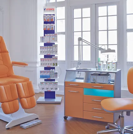 Фото №1 Педикюрный шкаф с УФ-блоком "Смарт-3"