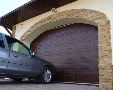 фото Гаражные ворота серии Classic с рисунком сэндвич-панелей филенка