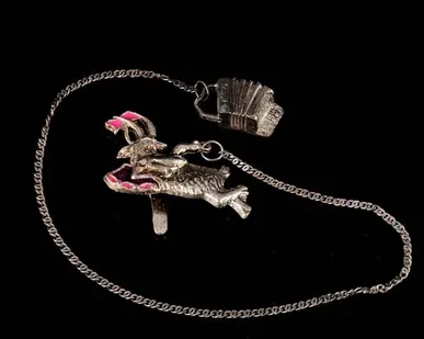 фото 0019583 Серебро 925* ИОНИЗАТОР «Коза с баяном» с эмалью 748ИЗ00807