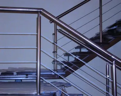 фото Нержавеющие ограждения с тросами (из 4х тросиков (тросик в оболочке))