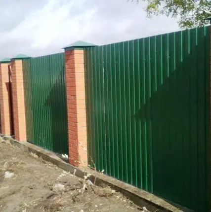 Фото №0 Монтаж забора из профнастила, с ленточным фундаментом и кирпичными столбика