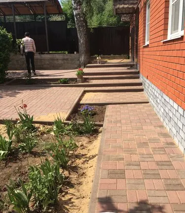 Фото №0 Укладка тротуарной плитки
