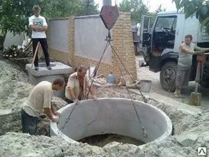 фото Монтажные работы,установка колец сливных ям.