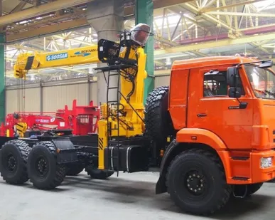 фото Седельный тягач КАМАЗ 43118 с КМУ SOOSAN SCS 746 L TOP верхнее управление