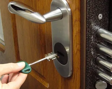 фото Установка всех видов замков и ручек