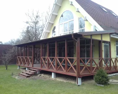 фото Веранда деревянная 12х3.5 м примыкающая к дому