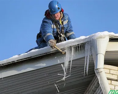 фото убираем снег с крыш