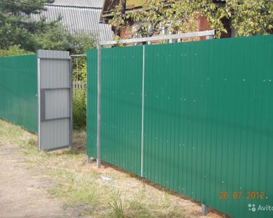 фото Установка забора из профнастила