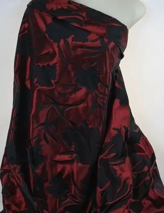 Фото №0 Жаккард Prada винные цветы Италия Состав: вискоза 50 %, ацетат 50 % Плотность ≈140 г/м² Ширина 152 см