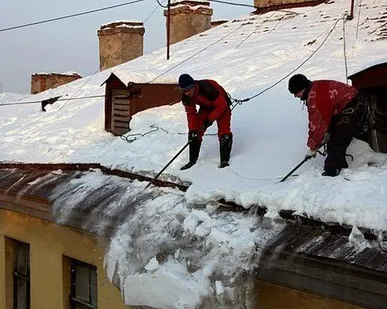 фото Очистка кровли от снега, наледи и сосулек