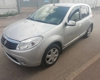 фото Рено Сандеро