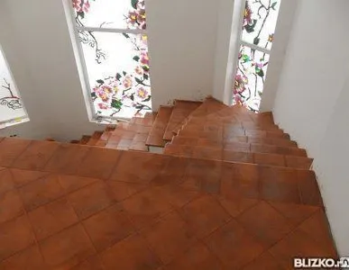фото Облицовка кафелем лестничного марша