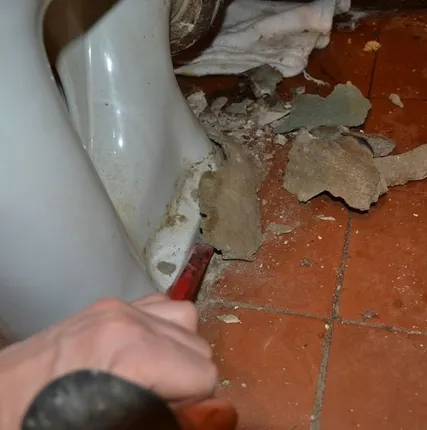 Фото №0 Демонтаж унитаза