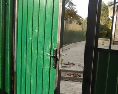 фото Калитка забора в уголке