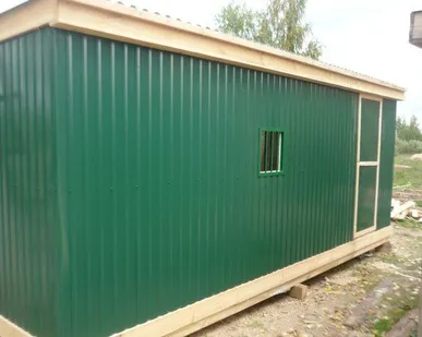 фото Бытовка в профлисте 6х2.3 м с решеткой хокне