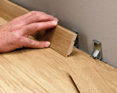 фото Клипса для плинтуса Quick-Step