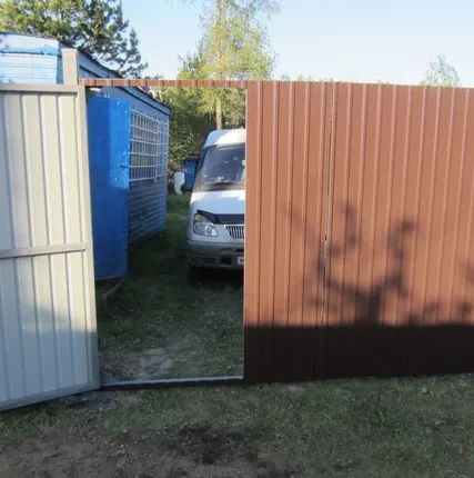 Фото №0 Ворота из профнастила с калиткой внутри, высота 2 м, ширина 4 м.