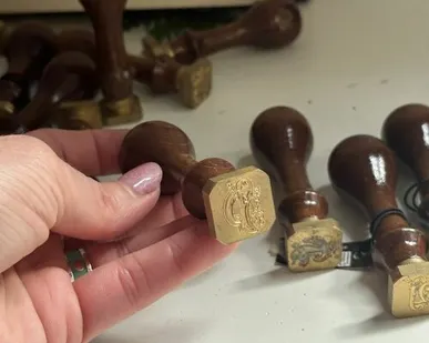 фото Печать сургучная Литера p дерево латунь 8 см