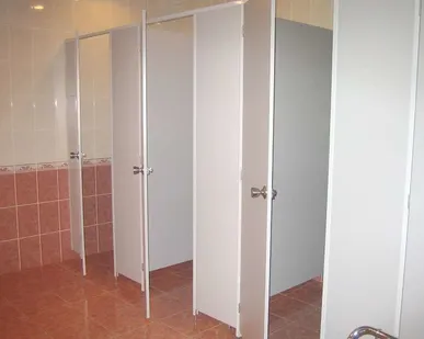 фото Сантехнические перегородки в общественных помещениях