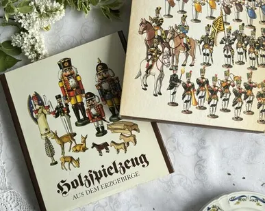 фото Книга о деревянных игрушках на немецком языке