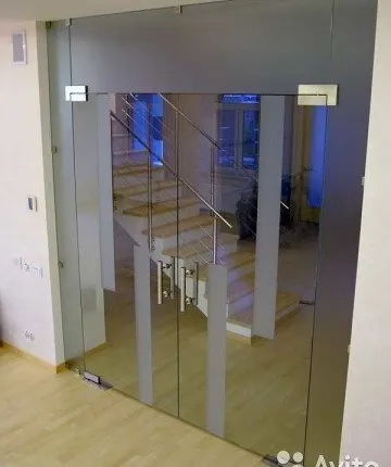 Фото №0 Маятниковые двери из стекла