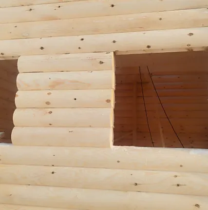 Фото №1 Сруб дома из оцилиндрованного бревна с перерубом 6х8 м