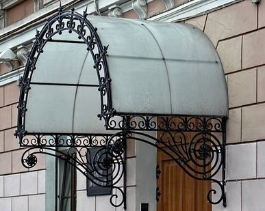фото Красивый кованый козырек КДК-018