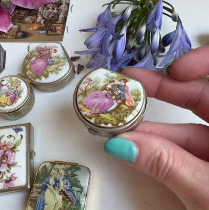 Фото №0 Шкатулка таблетница Дама и Кавалер 4 см