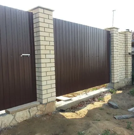 Фото №0 Изготовление ограждений из профлиста с кирпичными тумбами и ростверком