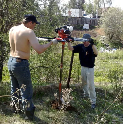 Фото №0 Бурение ям под сваи и забор