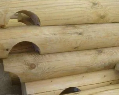 фото Оцилиндрованные бревна с нарезкой чаш