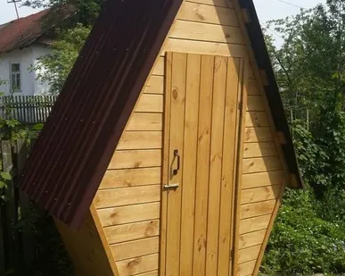 фото Туалет дачный, без ёмкости, окрашенный
