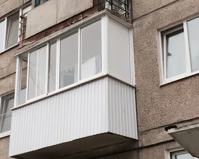 фото П - образный балкон с глухой створкой и ограждением парапета