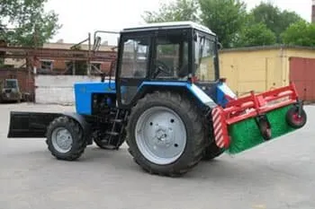 Фото №0 Трактор Модель трактора: МТЗ 82.1 Навесное оборудование: щетка дорожная Длина щетки: 2м