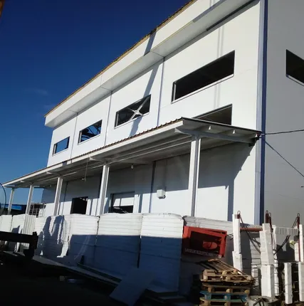 Фото №0 Монтаж сэндвич-панелей промышленных зданий