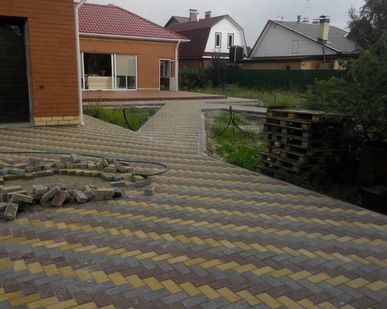 фото Устройство дорожек из тротуарной плитки