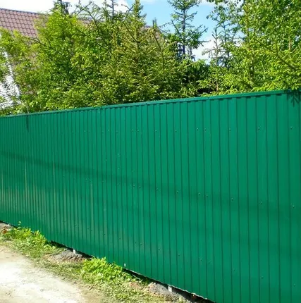 Фото №0 Забор из профнастила 2м С8 0,45 цветной с калиткой и воротами под ключ.