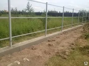 Фото №0 Забор с фундаментом под профнастил